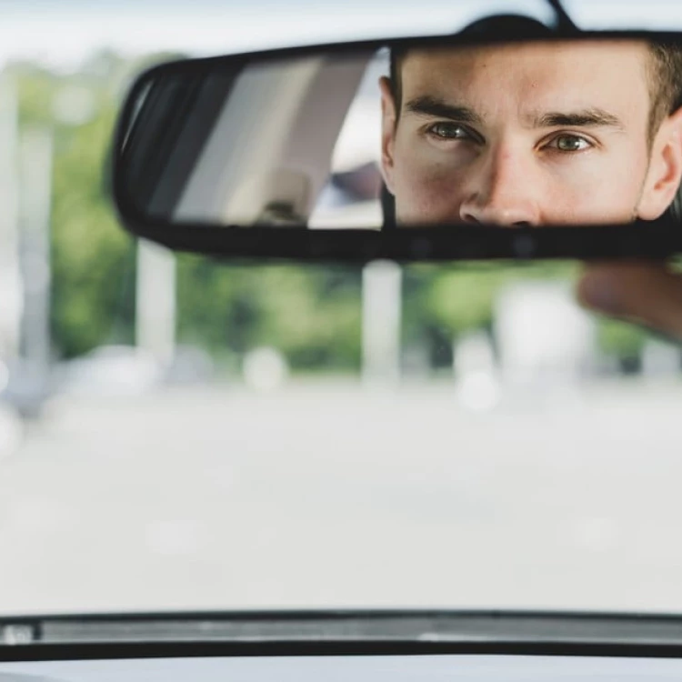 Imagen relacionada de encuesta revela distraction conductores semaforo