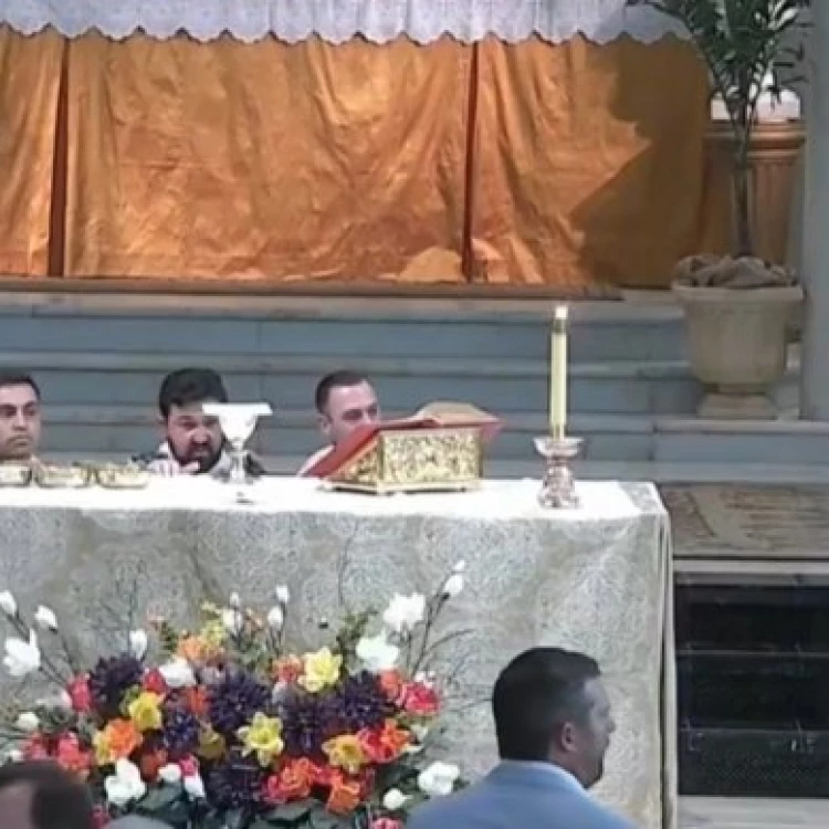 Imagen relacionada de joven armado irrumpe en iglesia durante primera comunion en louisiana